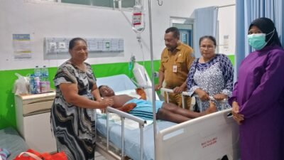 KET. Asisten III Setda Raja Ampat, Ferdinand Rumsowek (tengah) didamping Kadis Sosial, Martha Sanadi mengunjungi salah satu korban kebakaran di Kampung Arefi yang menjalani perawatan di RSUD Raja Ampat, Senin (30/12/2024)/Dok.RajaAmpatNews