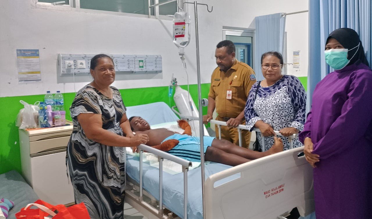 KET. Asisten III Setda Raja Ampat, Ferdinand Rumsowek (tengah) didamping Kadis Sosial, Martha Sanadi mengunjungi salah satu korban kebakaran di Kampung Arefi yang menjalani perawatan di RSUD Raja Ampat, Senin (30/12/2024)/Dok.RajaAmpatNews