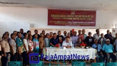 KET: Anggota DPD RI Papua Barat Daya yang sekaligus Anggota MPR RI, Paul Finsen Mayor foto bersama peserta Sosialisasi Empat Pilar Kebanggsaan yang di Kota Sorong, Sabtu (30/11/2024)/Dony K