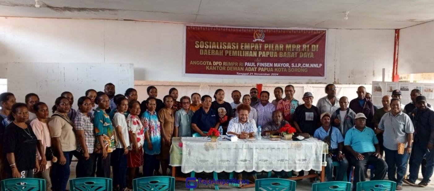 KET: Anggota DPD RI Papua Barat Daya yang sekaligus Anggota MPR RI, Paul Finsen Mayor foto bersama peserta Sosialisasi Empat Pilar Kebanggsaan yang di Kota Sorong, Sabtu (30/11/2024)/Dony K