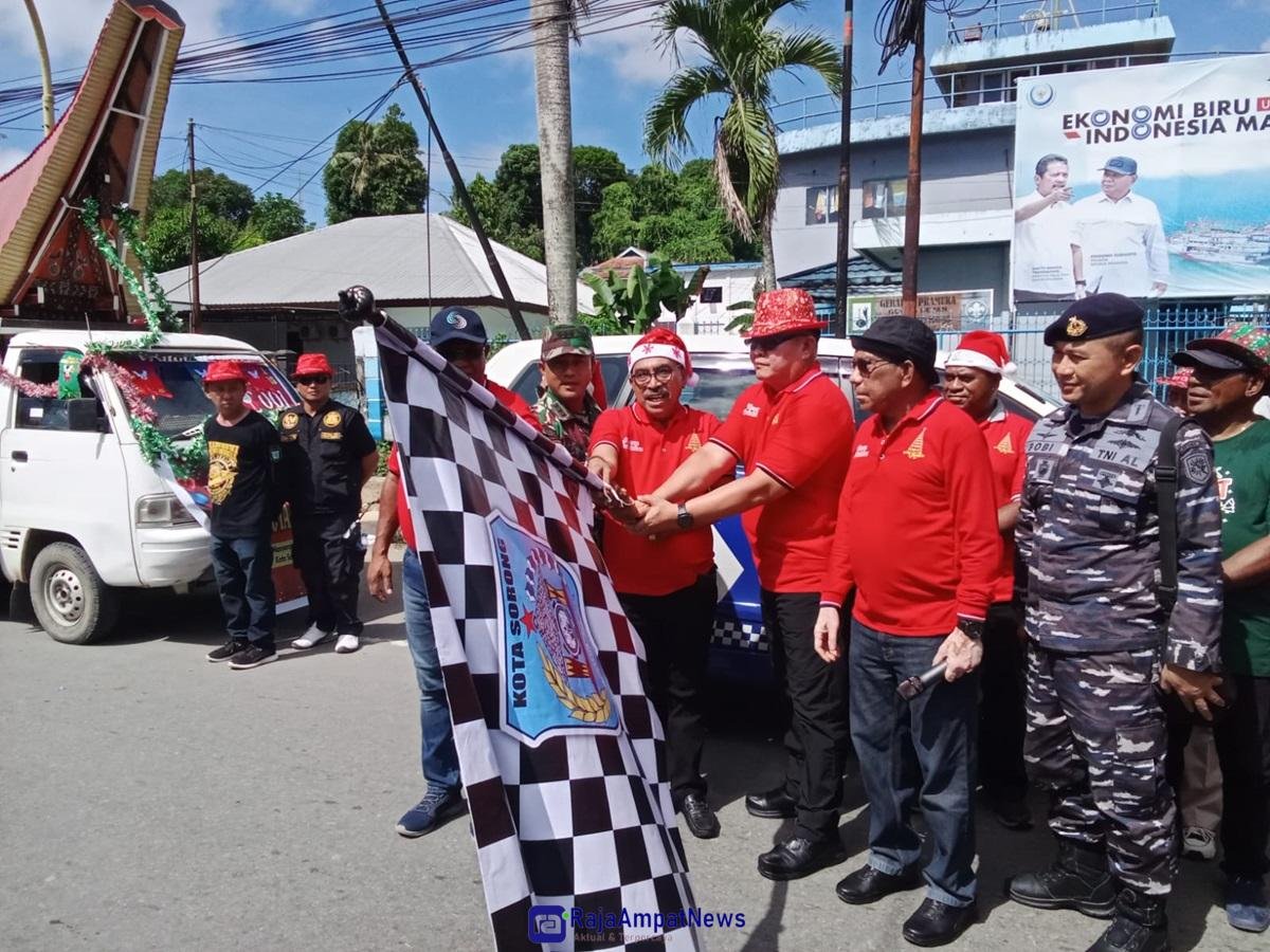 KET; penjabat Walikota Sorong, Dr. Bernhard Eduard Rondonuwu melepas peserta Karnaval Santa Claus 2024