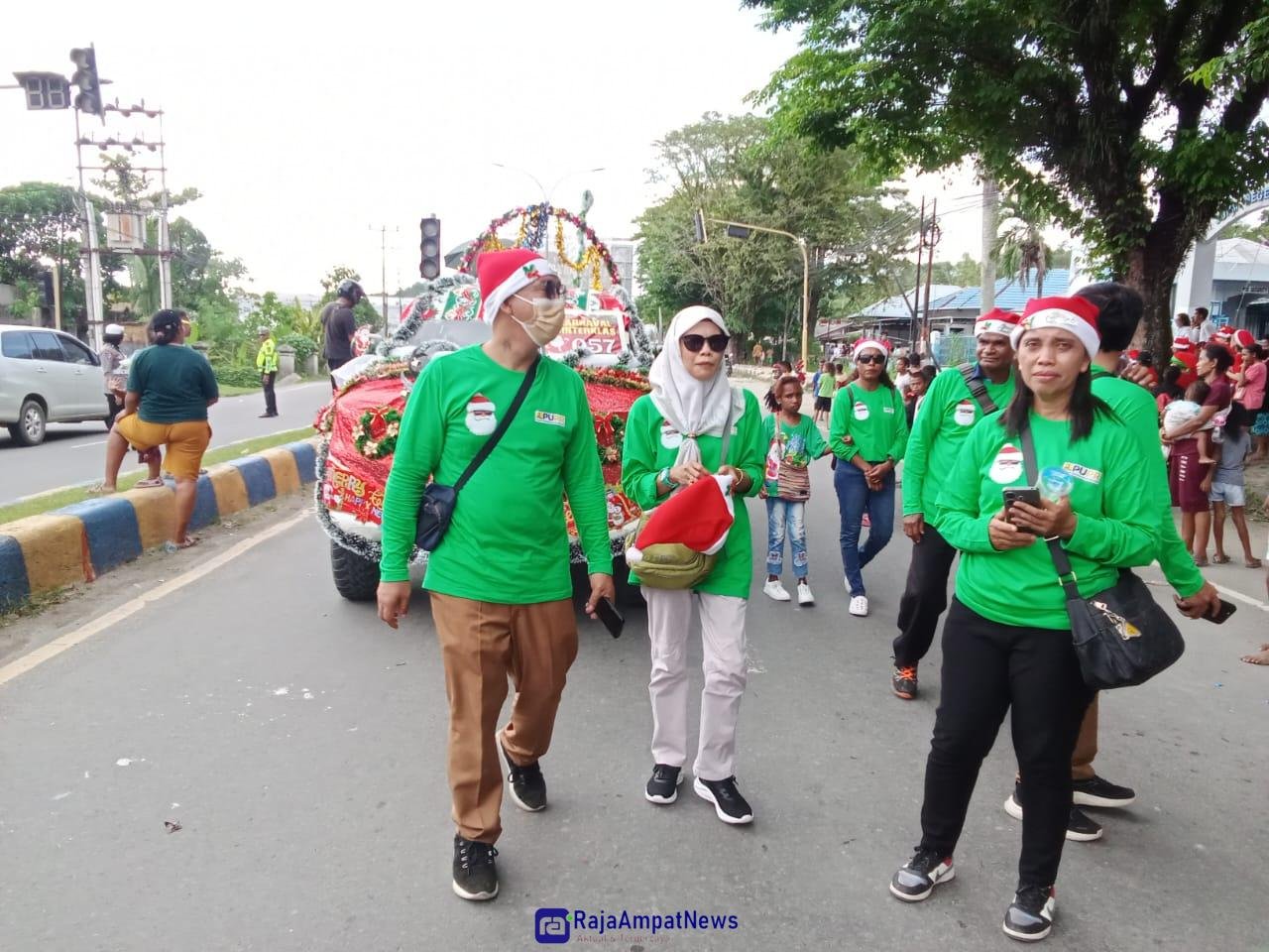 KET: Pawai Natal di Kota Sorong juga diikuti Umat Muslim sebagai bentuk toleransi dan merawat keharmonisan/Dony K