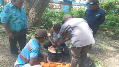 KET: Tim teknisi Dinas Komunikasi, Informatika, Persandian, dan Statistik (Diskominfo) Kabupaten Raja Ampat melakukan perbaikan penyambungan jaringan kabel serat optik (Fiber Optic/FO) dari Optical Distribution Point (ODP) ke Kantor Lurah Warmasen/DOK.R4NEWS