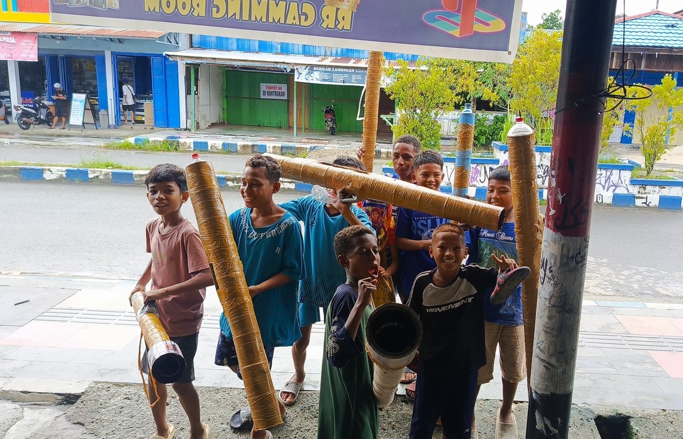 KET: Anak-anak di Kota Waisai yang siap memainkan Meriam Bambu dengan bahan bakar spiritus/foto DOny K