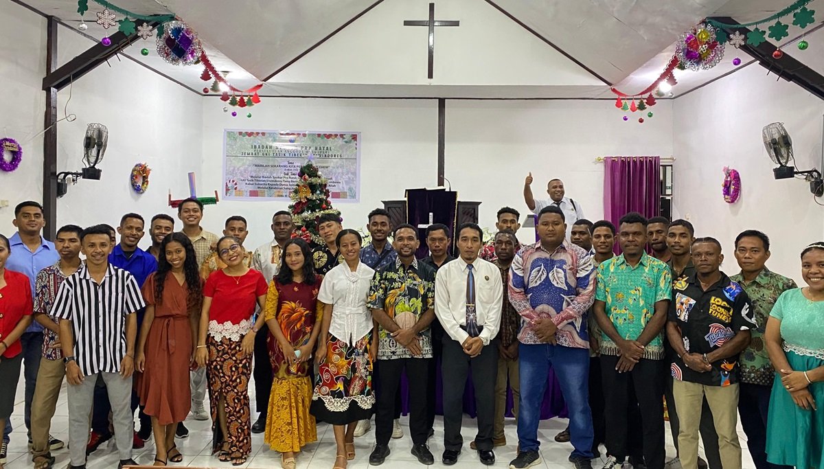 KET: PAM GKI Tasik Tiberias foto bersama usai ibadah Pra Natal 2024 di Gereja Tasik Tiberias Siwindores, Sapordanco-Kota Waisai, 16 Desember 2024/Ft. Dony Kumuai