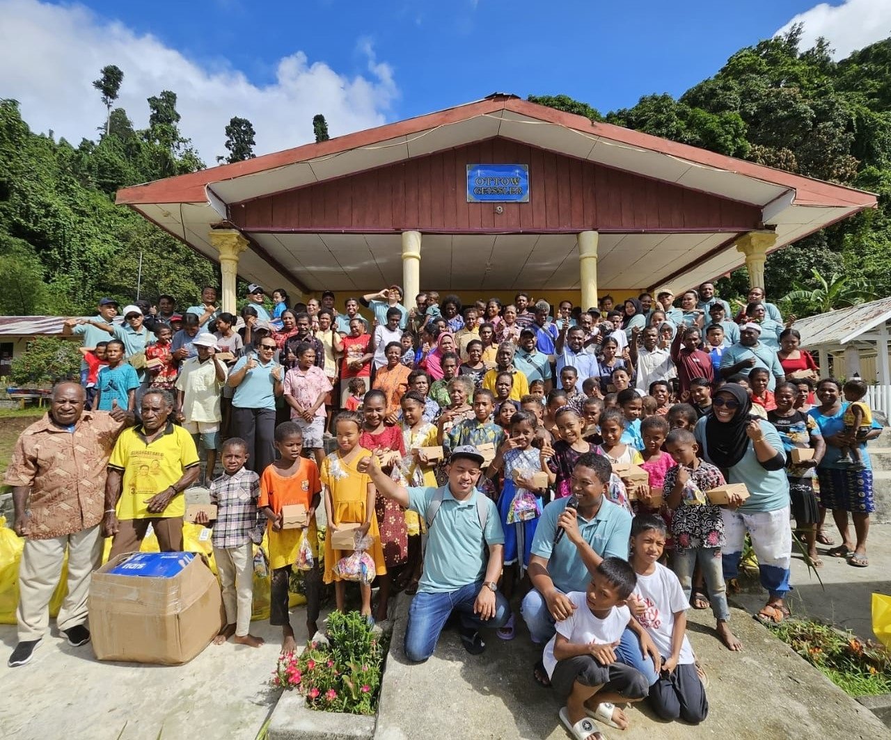 KET: Keluarga Besar Bank Papua Waisai-Raja Ampat foto bersama masyarakat Kampung Wawiyai-Distrik Waigeo Selatan dalam kegiatan Anjangsana Natal 2024/Dok. Bank Papua Waisai