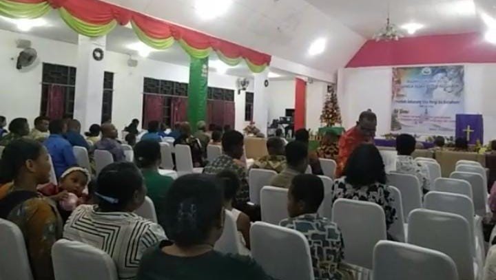 KET: Suasana Perayaan Natal Dewan Adat Suku Betew Kafdarun (DAS Betkaf) Kabupaten Raja Ampat di Aula Gereja Alfa Omega Waisai, Rabu (18/12/2024)/Derek M