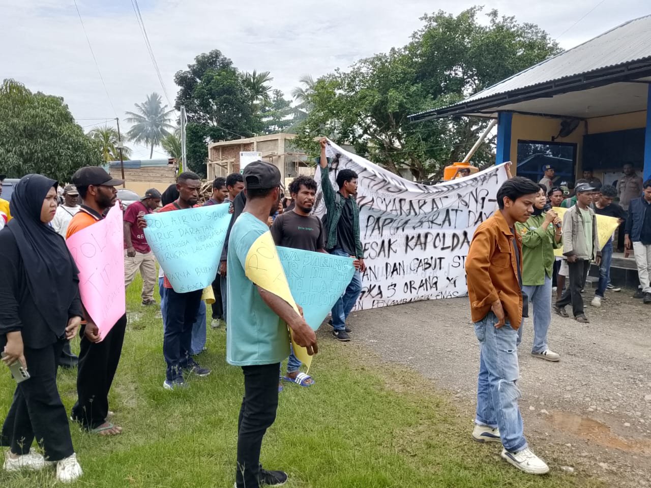 KET; Aliansi Mahasiswa dan Pemilik Hak Ulayat Kampung Waiman, Distrik Batanta Selatan, Kabupaten Raja Ampat mendatangi Mako Pol Airud Polda Papua Barat tuntut bebaskan penambang emas/foto. Dony K
