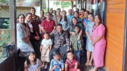 KET: Pastor Lewi Ibori, OSA dan sejumlah umat katolik foto bersama usai Perayaan Ekaristi, Minggu (29/12/2024)/Dok. Gereja Katolik Raja Ampat