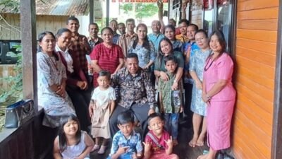 KET: Pastor Lewi Ibori, OSA dan sejumlah umat katolik foto bersama usai Perayaan Ekaristi, Minggu (29/12/2024)/Dok. Gereja Katolik Raja Ampat