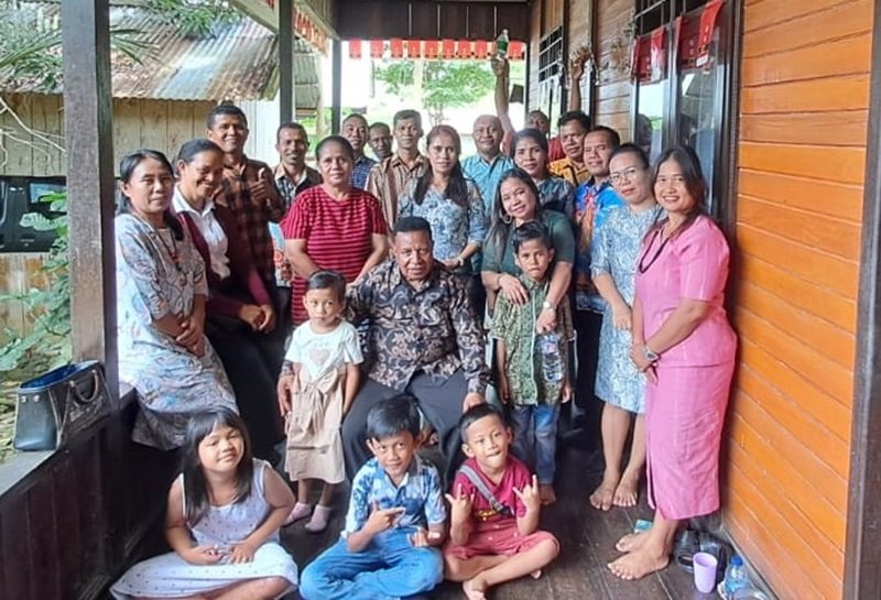 KET: Pastor Lewi Ibori, OSA dan sejumlah umat katolik foto bersama usai Perayaan Ekaristi, Minggu (29/12/2024)/Dok. Gereja Katolik Raja Ampat