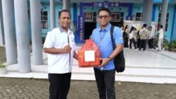 KET: Yuslim, Pelatih dan Pengurus PSTI Raja Ampat menyerahkan bola dan net takraw ke SMAN 1 Raja Ampat/foto; dok.PSTI Raja Ampat