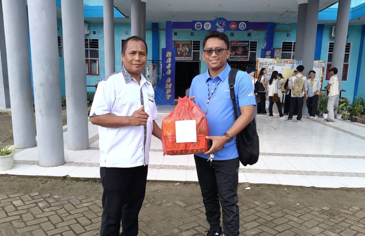 KET: Yuslim, Pelatih dan Pengurus PSTI Raja Ampat menyerahkan bola dan net takraw ke SMAN 1 Raja Ampat/foto; dok.PSTI Raja Ampat