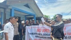 Ket: Perwakilan Nelayan Kota Sorong membacakan point penolakan keras terhadap kebijakan penggunaan Teknologi Vessel Monitoring System (VMS)/FT.Dony K