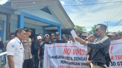 Ket: Perwakilan Nelayan Kota Sorong membacakan point penolakan keras terhadap kebijakan penggunaan Teknologi Vessel Monitoring System (VMS)/FT.Dony K