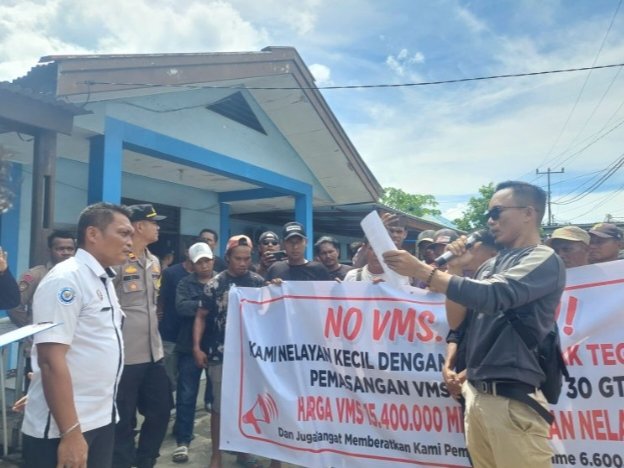 Ket: Perwakilan Nelayan Kota Sorong membacakan point penolakan keras terhadap kebijakan penggunaan Teknologi Vessel Monitoring System (VMS)/FT.Dony K