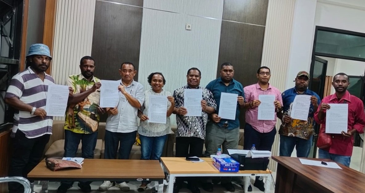 KET: Pengurus Lembaga Bantuan Hukum (LBH) Karya Kita Anak Budak, yang dikenal sebagai LBH Kaki Abu di Kantor MRP Papua Barat Daya suarakan kepentingan anak-anak OAP/Dony Kumuai/R4news