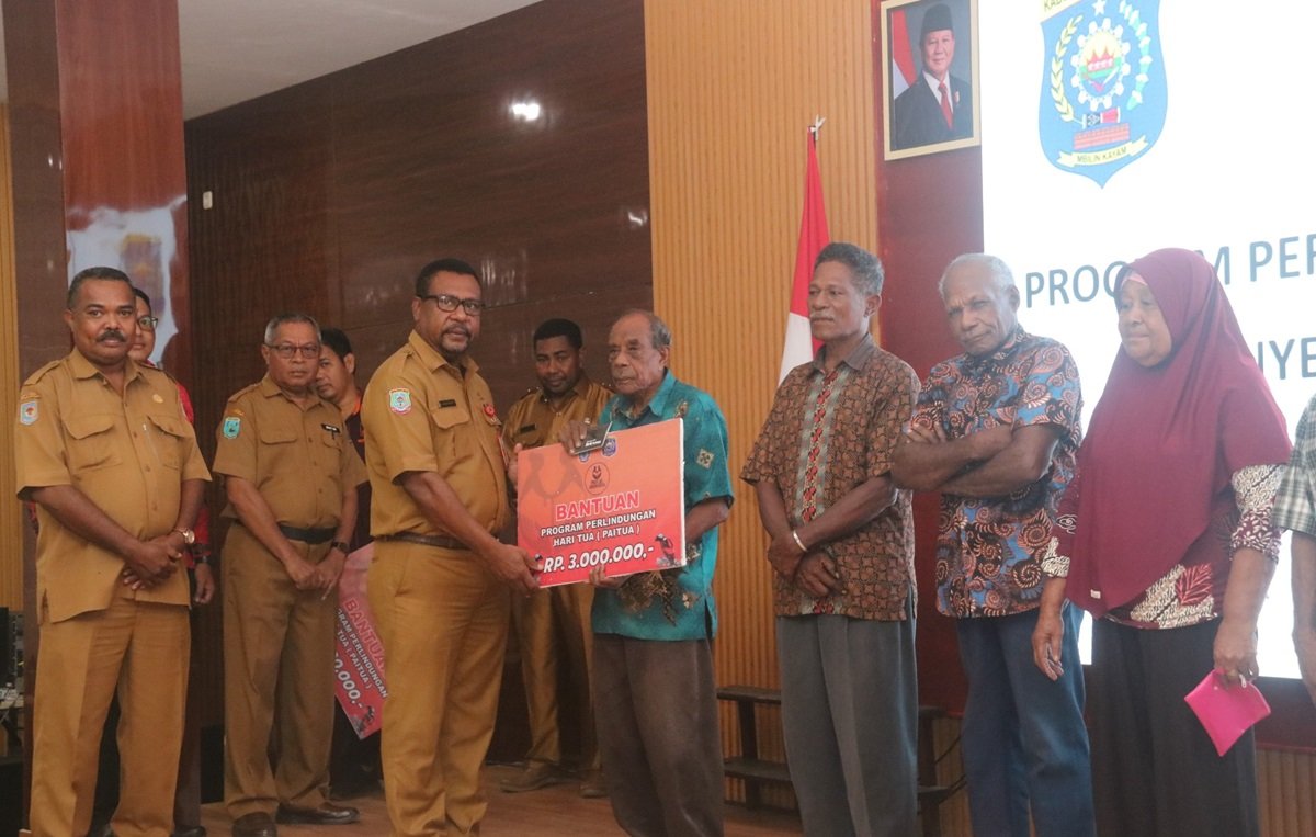 KET: Asisten III Setda Raja Ampat, Ferdinand Rumsowek, M.Kes menyerahkan bantuan program Paitua kepada salah satu penerima manfaat di Aula Bappeda, Kompleks Kantor Bupati Raja Ampat, Selasa (14/1/2025)/Penta Nila J