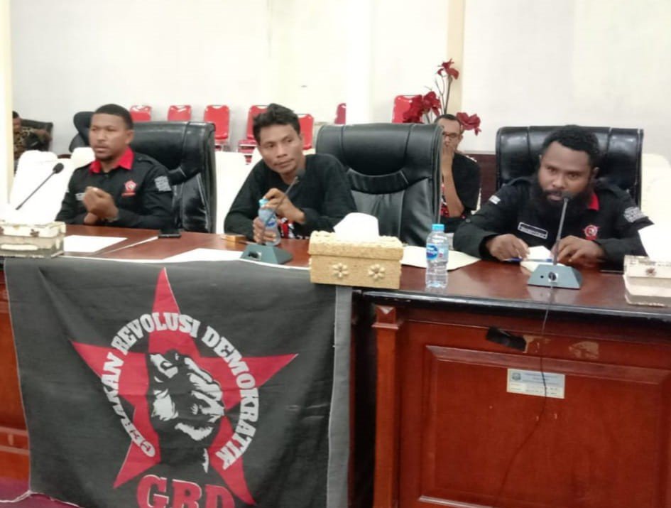 KET: Yohan Sauyai (tengah) didampingi Pengurus Gerakan Revolusi Demokratik (GRD) Komite Kabupaten Raja Ampat/Dony Kumuai