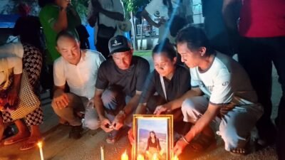 KET: Pengurus Perkumpulan Keluarga Pulau Ambon (PKPA) Papua Barat Daya dan keluarga membakar lilin bagi Alm. Kesia Irena Yola Lestaluhu/Ft. Dony Kumuai/R4News