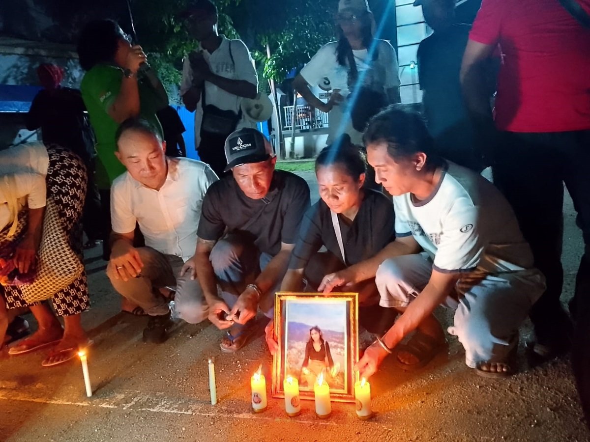 KET: Pengurus Perkumpulan Keluarga Pulau Ambon (PKPA) Papua Barat Daya dan keluarga membakar lilin bagi Alm. Kesia Irena Yola Lestaluhu/Ft. Dony Kumuai/R4News