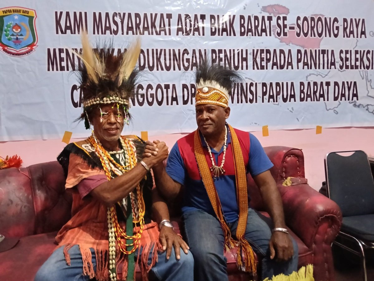 KET: Kepala Suku Biak Barat Sorong Raya, Provinsi Papua Barat Daya, David Kapisa, bersama Sekretaris Mozes Adadikam/FT.Derek M/R4News