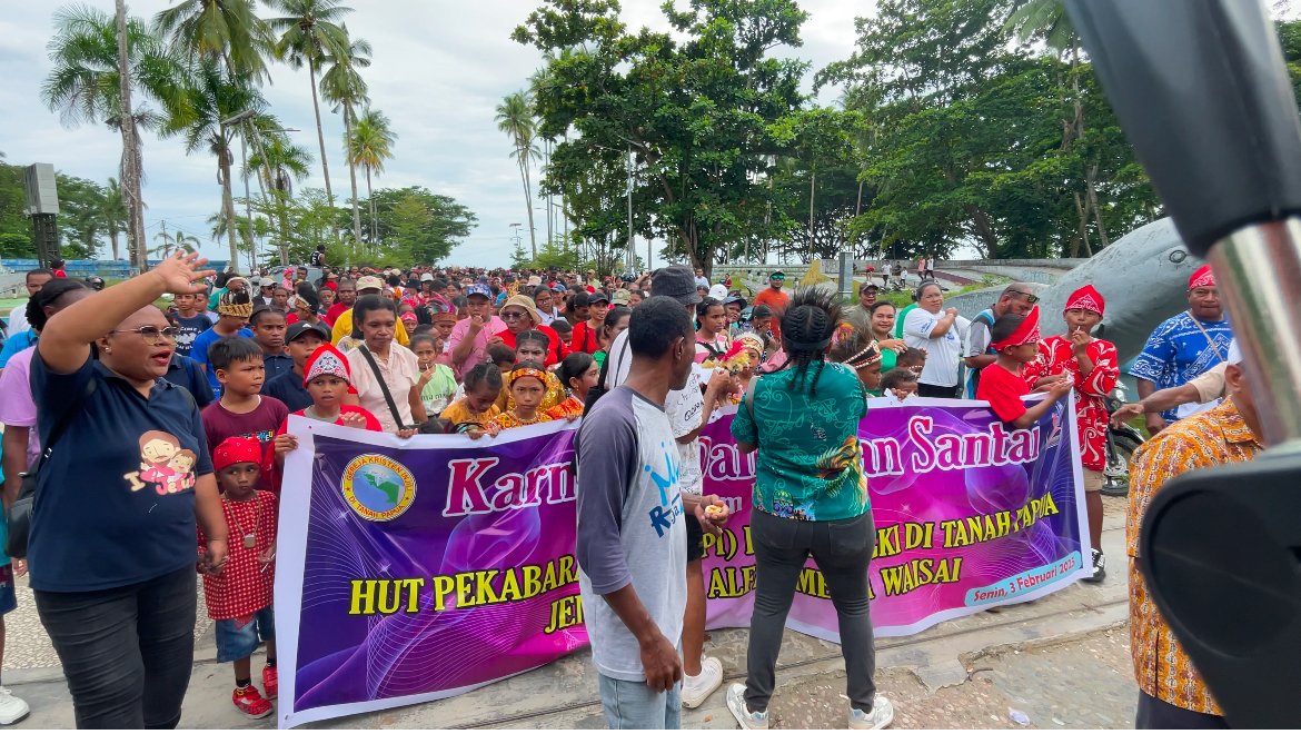 KET: Jemat GKI Klasis Raja Ampat mengikuti karnaval dan Jalan santai dalam rangka HUT PI ke-170 di Kota Waisai, Senin (3/1/2025)/Petrus Rabu