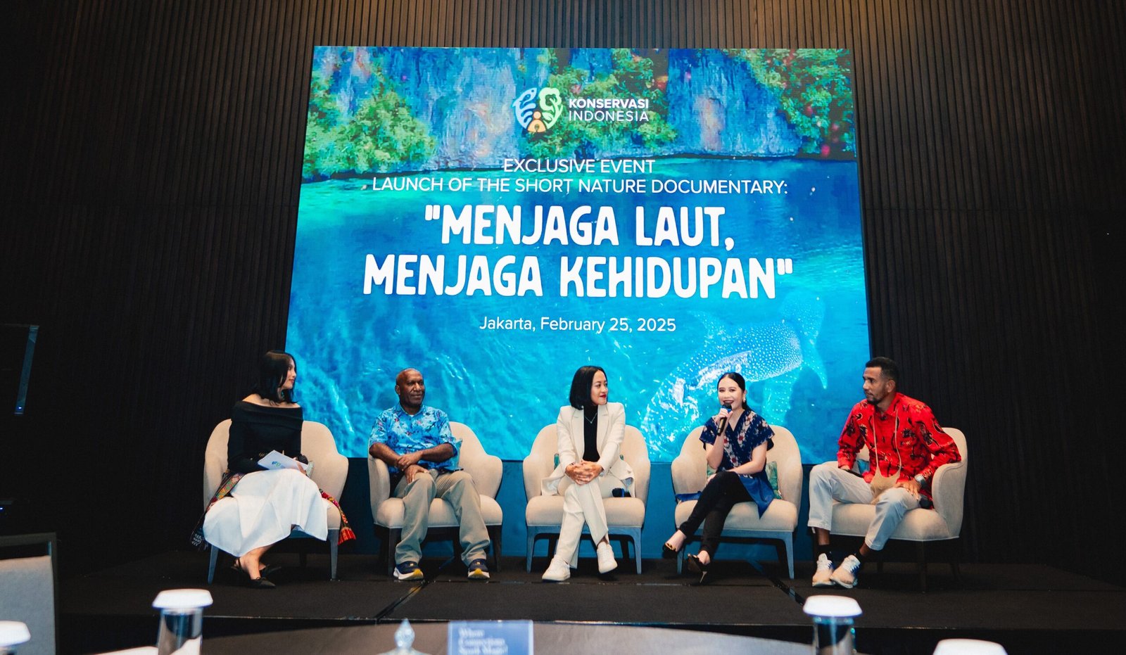 KET: Prilly Latuconsina (kedua kanan) memberikan pandangannya saat peluncuran video pendek dokumenter “Menjaga Laut, Menjaga Kehidupan” di Jakarta, Selasa (25/2/2025). Dok.Konservasi Indonesia