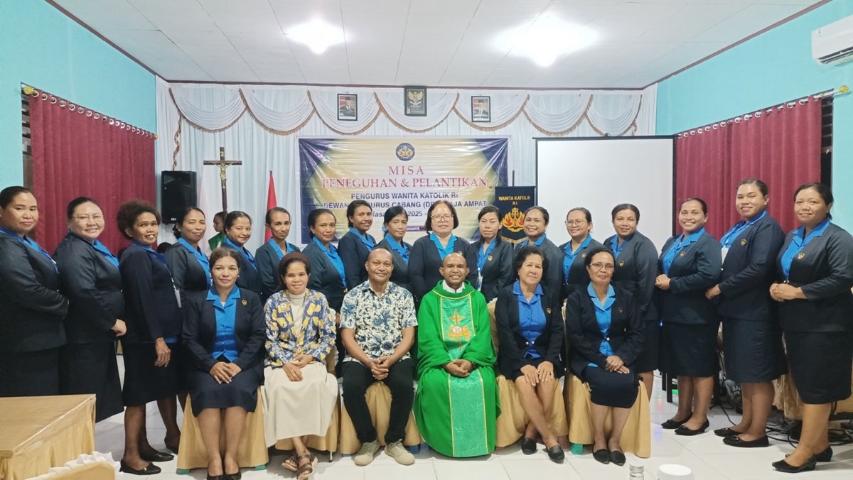 KET: Peserta Konfercab III WKRI DPC Raja Ampat foto bersama Penasehat Roani dan tamu undangan/DOk. WKRI Raja Ampat