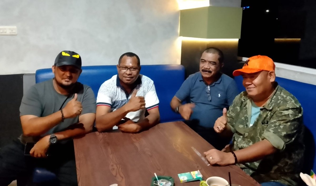 KET: Pasangan Bupati dan Wakil Bupati terpilih "Ormas" didampingi Ketua dan Sekretaris Tim Pemenangan/FT. Dony Kumuai