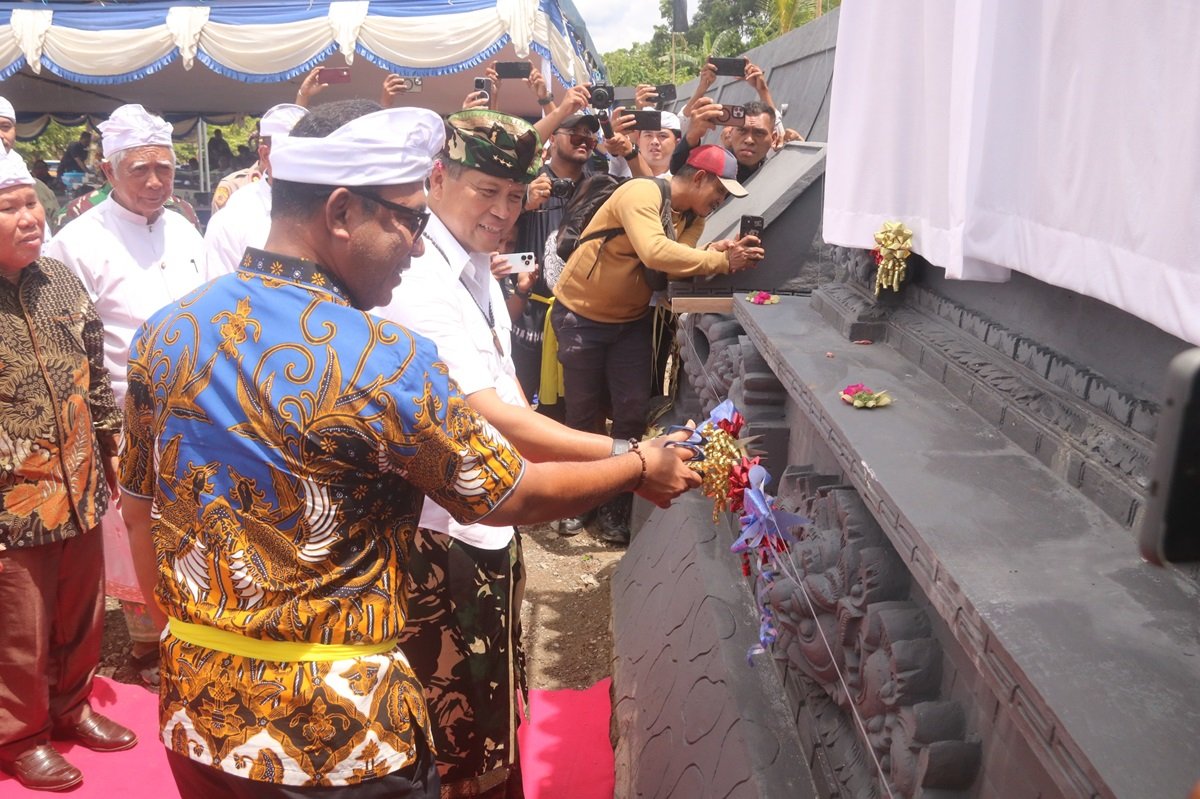 KET; Bupati Abdul Faris Umlati, SE, MM.M.Pd atau Bupati AFU (baju batik) mengunting pita peresmian Pura Catur Bhuana di Kota Waisai, Sabtu (8/2/2025)/FT. Varoq Husain