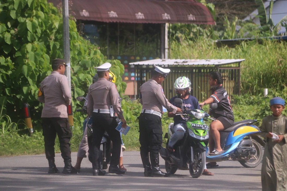 KET: Sejumlah Anggota Polres Raja Ampat memeriksa sala seorang pengendara roda dalam Operasi Keselamatan Dofior 2025 di Kota Waisai, Senin (10/2/2025) FT. Varoq Husain