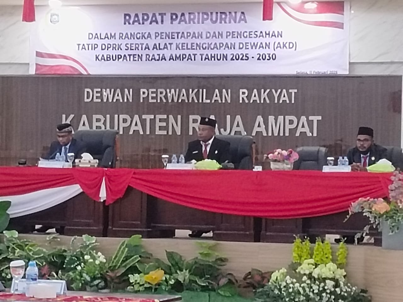 KET: Pimpinan DPRK Raja Ampat memimpin rapat paripurna penetapan tata tertib dan alat kelengkapan dewan, Selasa (11/2/2025)/dok. DPRK