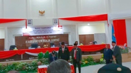 KET: Penandatangan berita acara penetapan Orideko Iriano Burdam, S.IP., M.M., M.Ec.Dev dan Drs. Mansyur Syahdan, M.Si sebagai Bupati dan Wakil Bupati terpilih dalam rapat paripurna DPRK Raja Ampat. Selasa (11/2/2025)FT. Derek M