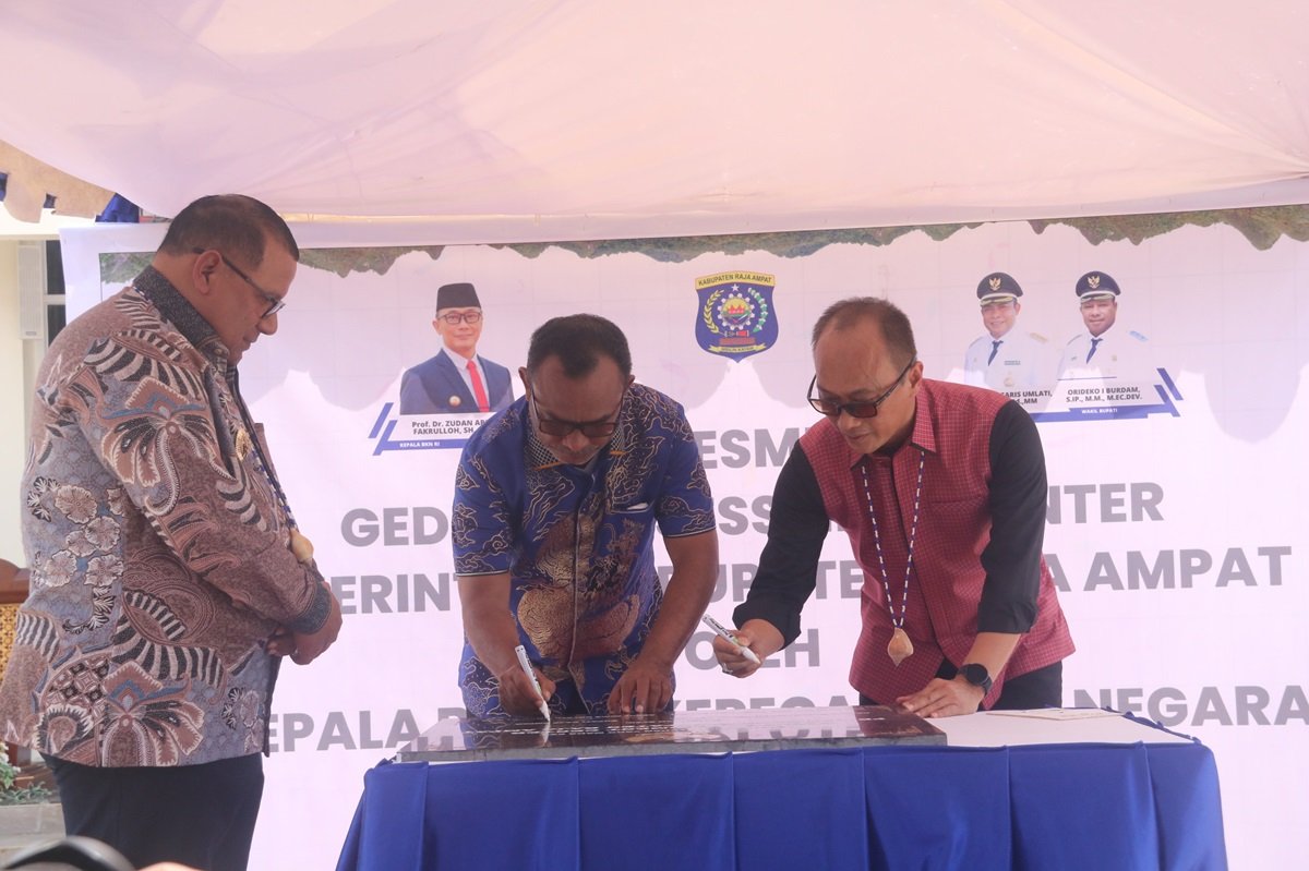 KET; Kepala Badan Kepegawaian Negara Republik Indonesia (BKN RI) Prof. Dr. Zudan Arif Fakrulloh, SH., M.H (kanan) dan Bupati, Abdul Faris Umlati, SE, MM.M.Pd (tengah) menandatangani prasasti peresmian Gedung Assesment Center disaksikan Pj. Gubernur Papua Barat Daya, Dr. Drs. Mohammad Musa’ad, M.Si (kiri) di Waisa, Jumat (14/2/2025)/Varoq Husain