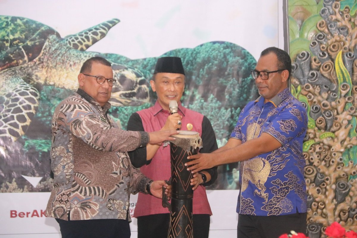 KET: Kepala BKN RI, Prof. Dr. Zudan Arif Fakrulloh, SH., M.H. (tengah) didamping PJ. Gubernur Papua Barat Daya, Dr. Drs. Mohammad Musa’ad, M.Si (kiri) dan Bupati Raja Ampat, Abdul Faris Umlati, SE, MM, M.Pd (kanan) menabuh tifa pembukaan sosialisasi managemen talenta ASN Papua Barat Daya di Gedung Pari Convention Center Raja Ampat, Jumat, (14/2/2025)/Varoq Husain