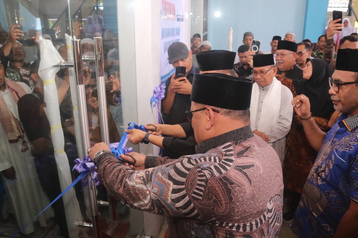 KET: Pj. Gubernur Papua Barat Daya (PBD) Dr. Drs. Mohammad Musa’ad, M.Si dan Bupati Raja Ampat, Abdul Faris Umlati, SE, MM.M.Pd mengunting pita peresmian Masjid Nurul Yakiq-Waisai Raja Ampat, Jumat (14/2/2025)/Varoq Husain