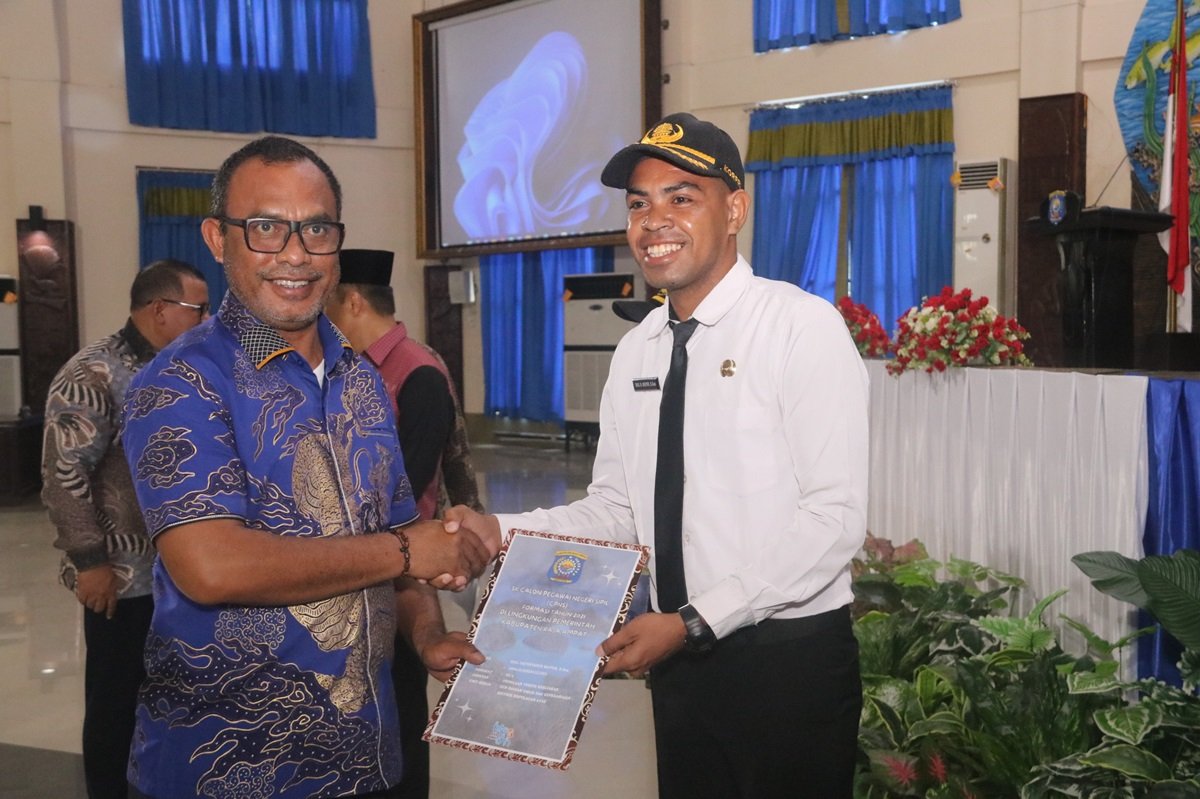 KET: Bupati Raja Ampat, Abdul Faris Umlati, SE, MM, M.Pd menyerahkan SK kepada salah seorang perwakilan CPNS/FT. Varoq Husain