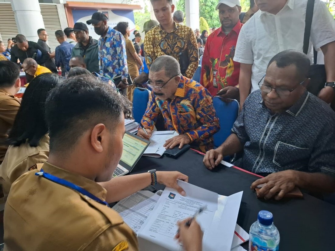 KET: Bupati dan Wakil Bupati terpilih Kabupaten Raja Ampat bpk Orideko I Burdam, S.IP.,MM.,M.Ec.Dev dan Drs. Mansyur Syahdan, M.Si. menjalani tahapan registrasi dan pemeriksaan kesehatan sebagai bagian dari rangkaian persiapan pelantikan serentak kepala daerah dan wakil kepala daerah/FT.Istimewa