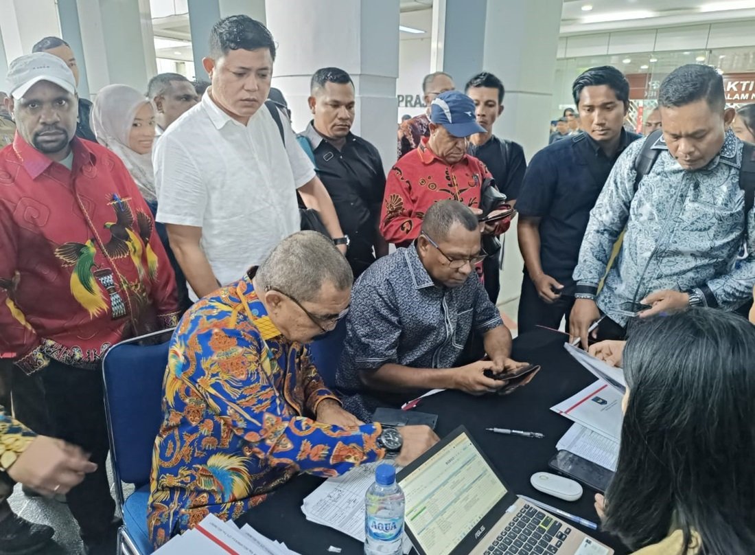 KET: Bupati dan Wakil Bupati terpilih Raja Ampat, Orideko I. Burdam (duduk depan kanan) dan Mansyur Syahdan (duduk depan kiri) mengikuti cek kesehatan jelang pelantikan di Kemendagri, Senin (17/2/2025)/FT. Derek Mambrasar