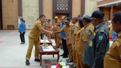 KET: Penjabat (Pj) Wali Kota Sorong, Dr. Bernhard E. Rondonuwu, S.Sos., M.Si berpamitan dengan ASN di Pemkot Sorong/Dony Kumuai