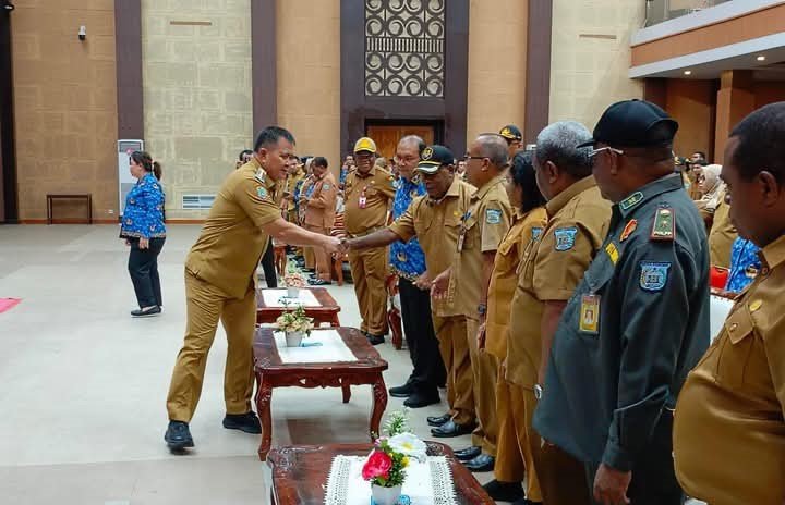 KET: Penjabat (Pj) Wali Kota Sorong, Dr. Bernhard E. Rondonuwu, S.Sos., M.Si berpamitan dengan ASN di Pemkot Sorong/Dony Kumuai