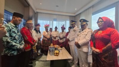 KET: Doa bersama sebelum Bupati dan Wakil Bupati Raja Ampat, Orideko Iriano Burdam, S.IP., M.M., M.Ec.Dev dan Drs. Mansur Syahdan, bertolak ke Istana Negara untuk mengikuti pelantikan /FT. Dok. Bagian Prokopim.