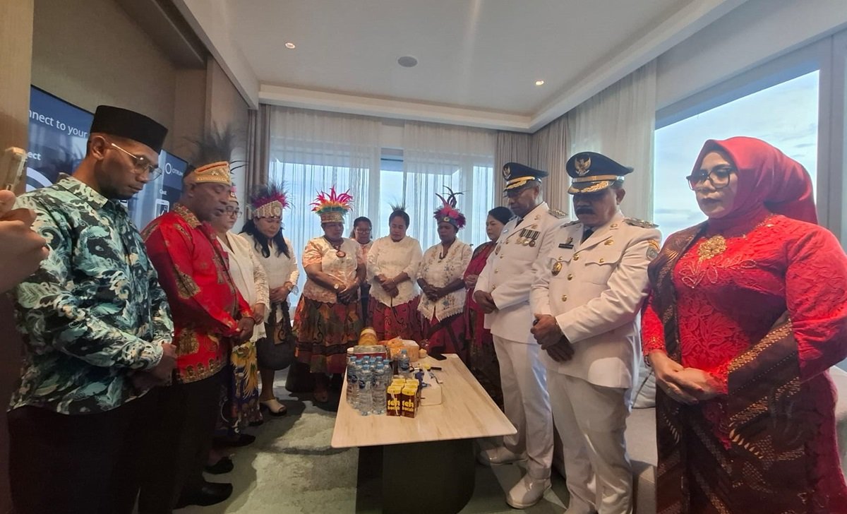 KET: Doa bersama sebelum Bupati dan Wakil Bupati Raja Ampat, Orideko Iriano Burdam, S.IP., M.M., M.Ec.Dev dan Drs. Mansur Syahdan, bertolak ke Istana Negara untuk mengikuti pelantikan /FT. Dok. Bagian Prokopim.