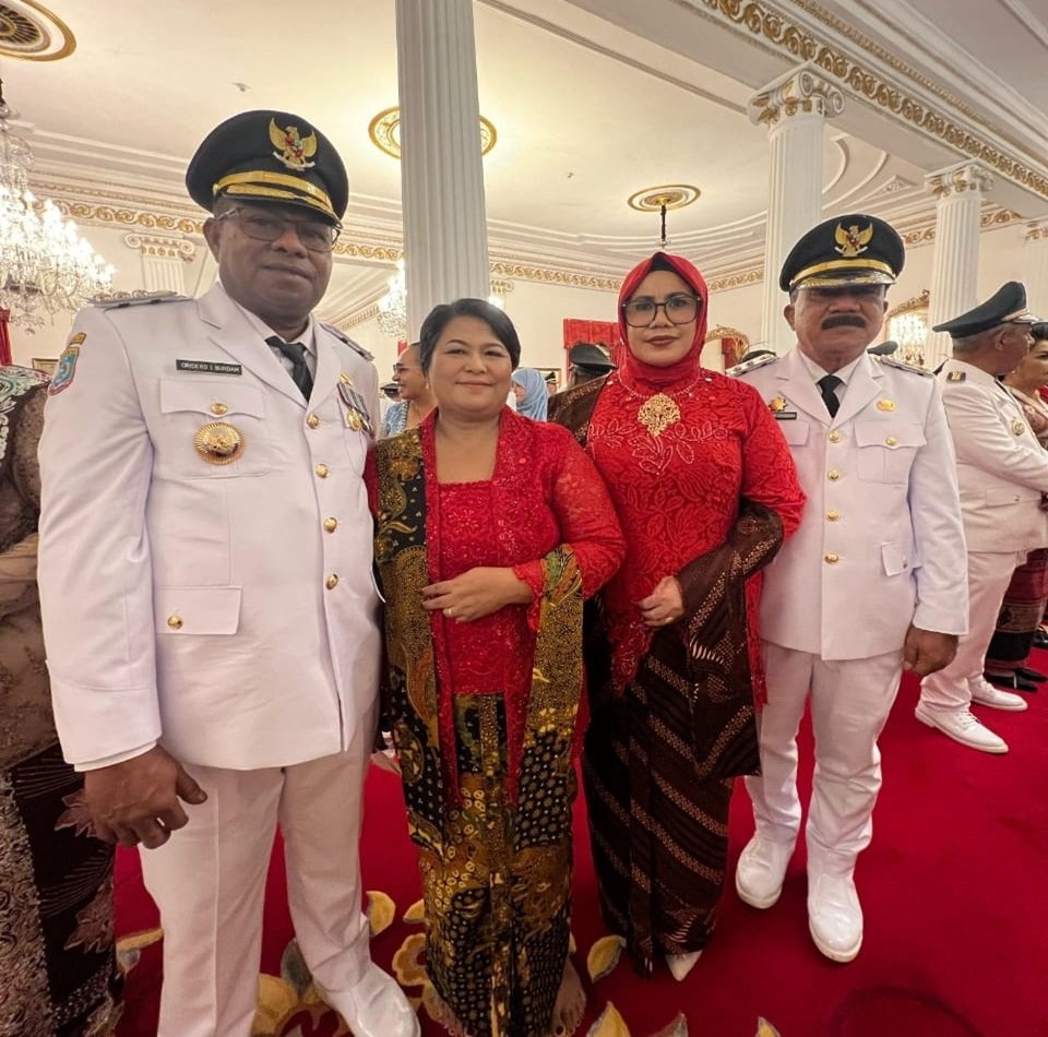 KET: Bupati Raja Ampat Orideko Iriano Burdam, dan Wakil Bupati Mansyur Syahdan didampingi istri usai dilantik Presiden Republik Indonesia (RI) ke 8 H.Prabowo Subianto di Istana Kepresidenan Jakarta, Kamis (20/2/2025)/FT. Derek Mambrasar.