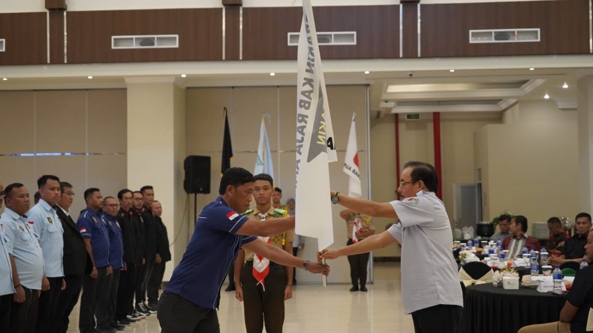 KET: Ketua Umum Perbakin Papua Barat Daya, Robert Joppy Kardinal (kanan) menyerahkan bendera ke Ketua Harian III Perbakin Raja Ampat, Ruslan (kiri) pada acara pelantikan di Sorong, Rabu (26/2/2025)/dok.Perbakin Raja Ampat