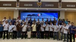 KET: Ketua Umum Pengurus Provinsi Perbakin Papua Barat Daya foto bersama peserta Raker Provinsi ke-1 Perbakin PBD yang berlangsung di salah satu hotel di Kota Sorong, Sabtu (8/3/2025) FT.Petrus Rabu