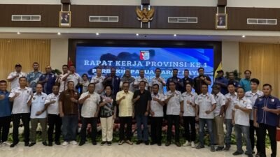 KET: Ketua Umum Pengurus Provinsi Perbakin Papua Barat Daya foto bersama peserta Raker Provinsi ke-1 Perbakin PBD yang berlangsung di salah satu hotel di Kota Sorong, Sabtu (8/3/2025) FT.Petrus Rabu