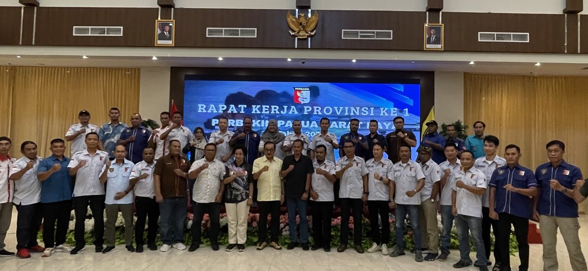 KET: Ketua Umum Pengurus Provinsi Perbakin Papua Barat Daya foto bersama peserta Raker Provinsi ke-1 Perbakin PBD yang berlangsung di salah satu hotel di Kota Sorong, Sabtu (8/3/2025) FT.Petrus Rabu