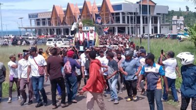 KET: Dokumentasi penyambutan Pasangan Bupati dan Wakil Bupati Raja Ampat, Orideko I. Burdam, S.IP, MM, M.Ec.Dev dan Drs. Mansyur Syahdan, M.Si di pelabuhan Waisai setelah mendapatkan rekomendasi Parpol untuk maju di Pillkada Raja Ampat 2024/Dok. Joe